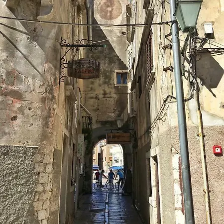 ゲストハウス The Rozolina ツレス